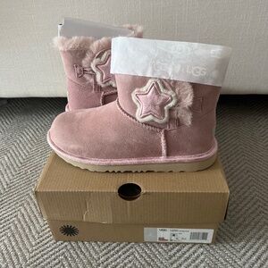 UGG Mini Bailey Button II Star Boots in Pink Sz 4 Girls